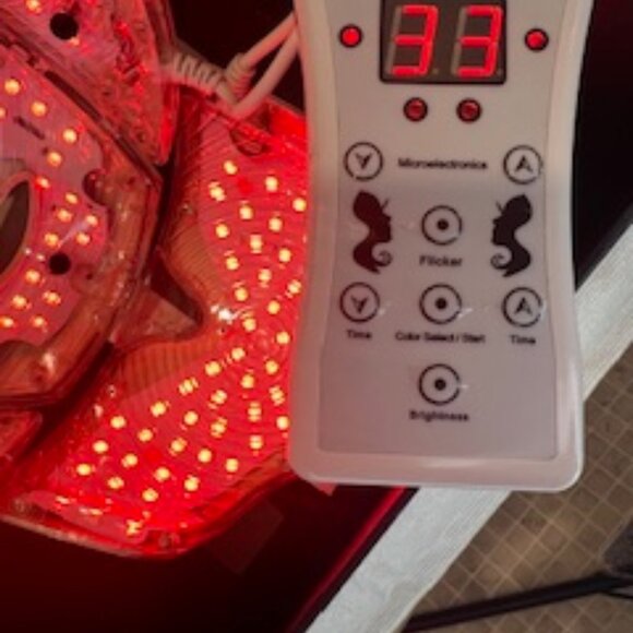 Latoua Mille Radiant Glow LED Face Mask and Neck Device - Picture 11 of 13